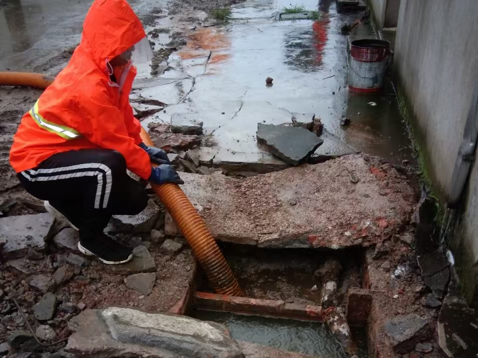 文圣专业清理污水池 炜誉市政以规范流程守护城市 “肠道”