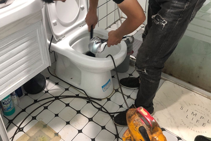 文圣马桶堵塞自己疏通还是找师傅?专业上门服务让你省时更省心